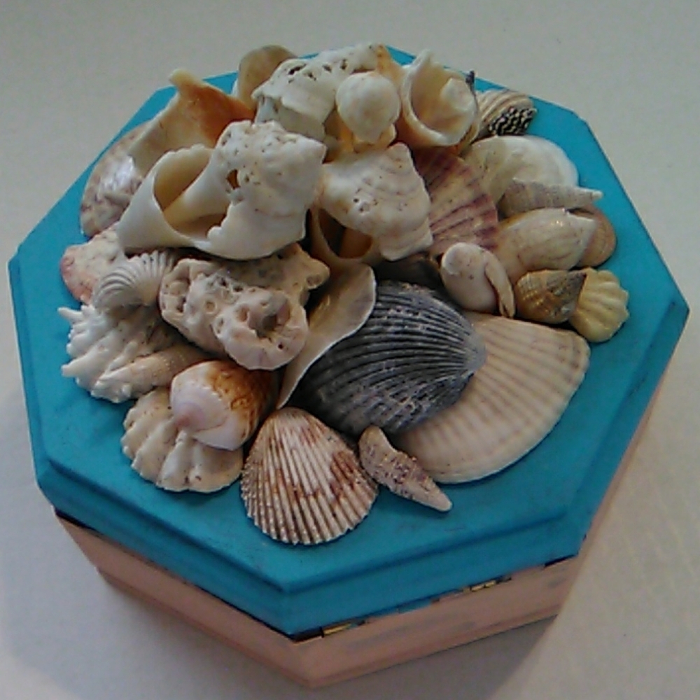 Shell covered hand  painted jewelry box - Picture 2 of 5